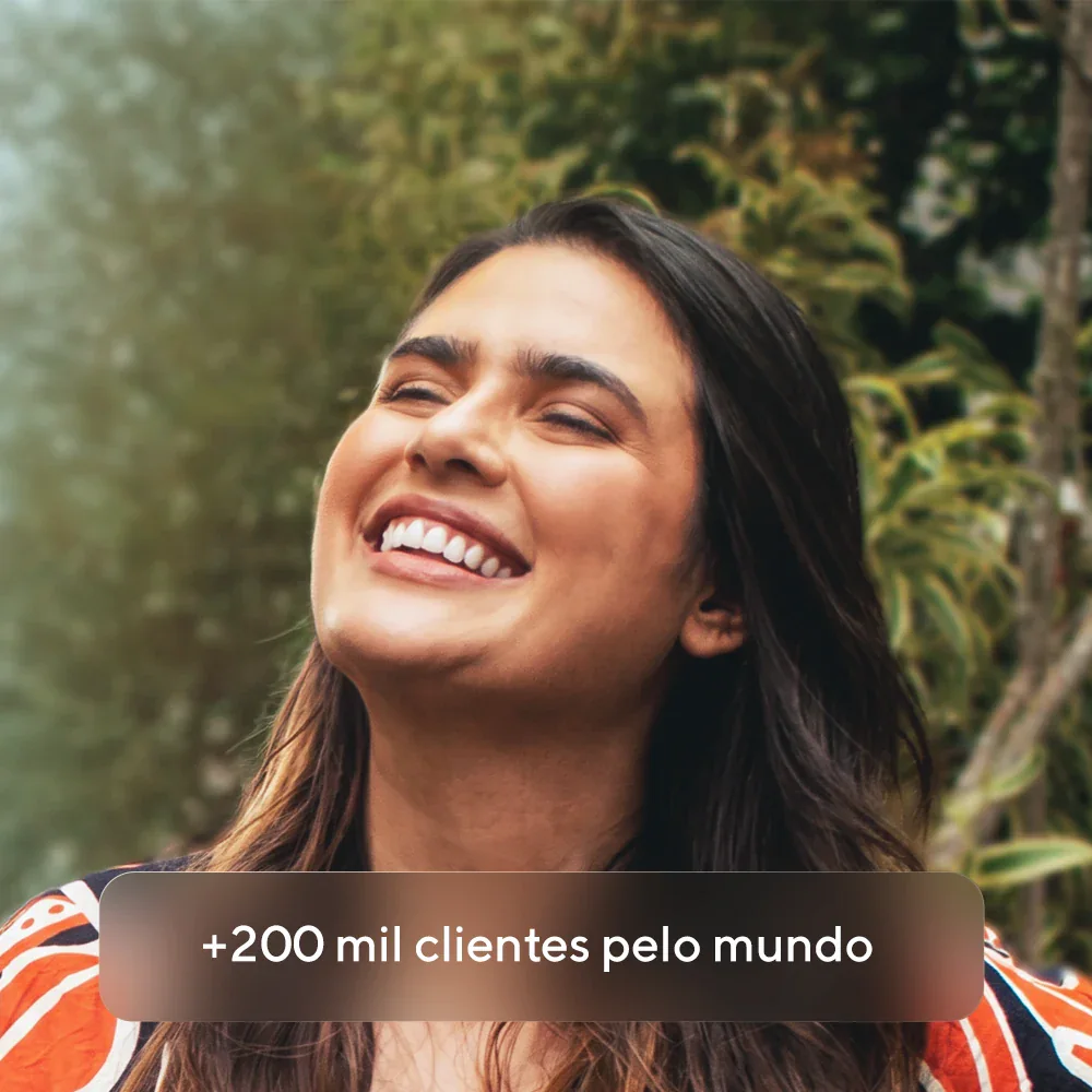 Cliente Voy sorrindo ao ar livre